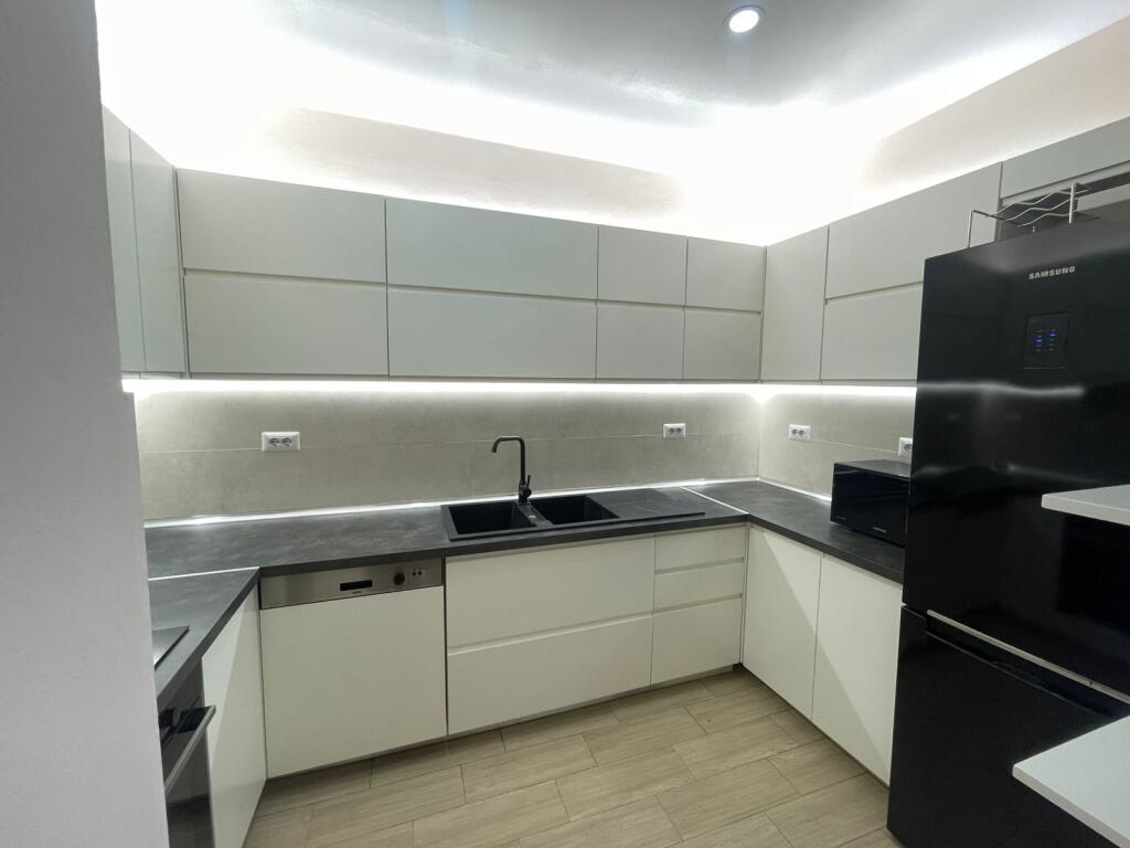 🏡 Appartamento moderno 2+1+2 in affitto – Centro Tirana 📍 Dietro l'Ufficio del Procuratore Generale, presso i palazzi a 9 piani, vicino a Caffè Europa 💶 1000 € / mese  • Soggiorno spazioso + balcone • Cucina moderna completamente attrezzata • 2 camere da letto • 1 bagno • Illuminazione LED, arredamento contemporaneo • Edificio nuovo, zona molto richiesta • Solo 3 minuti a piedi dal Centro