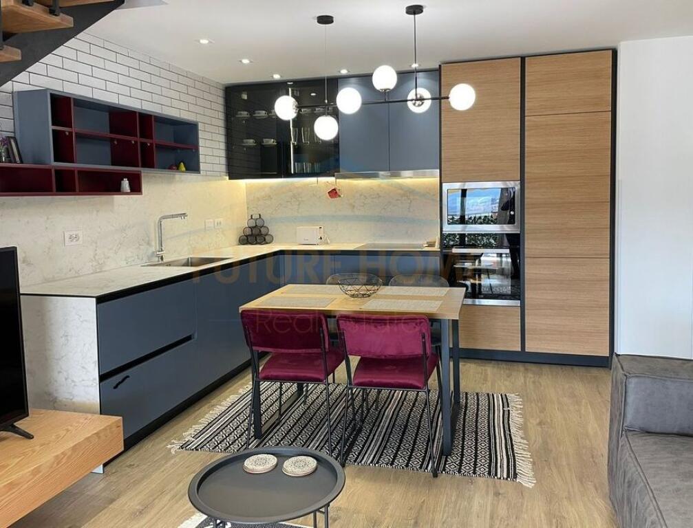 JEPET ME QERA APARTAMENT 2+1 TEK PORTA E GJELBER , SAUK