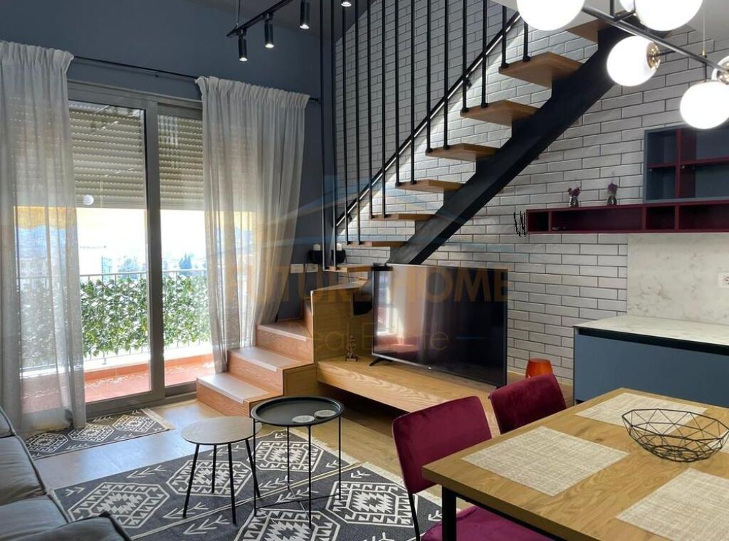 JEPET ME QERA APARTAMENT 2+1 TEK PORTA E GJELBER , SAUK