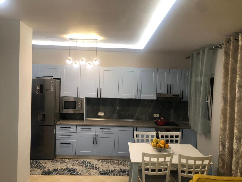 Super apartament 2+1 me qera- Komuna e Parisit- Tirane