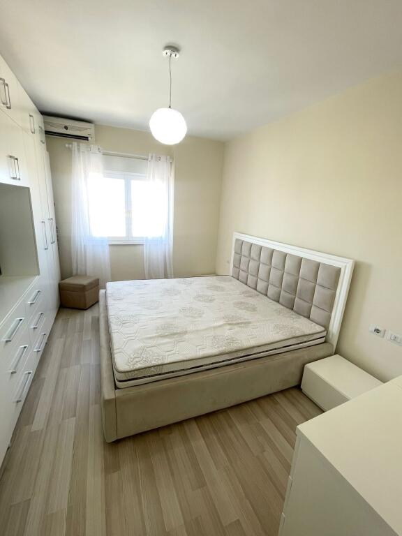 🏡 Appartamento moderno 2+1+2 in affitto – Centro Tirana 📍 Dietro l'Ufficio del Procuratore Generale, presso i palazzi a 9 piani, vicino a Caffè Europa 💶 1000 € / mese  • Soggiorno spazioso + balcone • Cucina moderna completamente attrezzata • 2 camere da letto • 1 bagno • Illuminazione LED, arredamento contemporaneo • Edificio nuovo, zona molto richiesta • Solo 3 minuti a piedi dal Centro