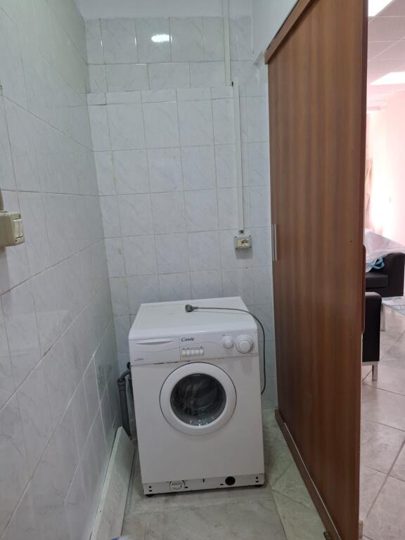 2+1, arredato vicino all'ambasciata greca, in via Kavaja, 600 euro, per ufficio o abitazione