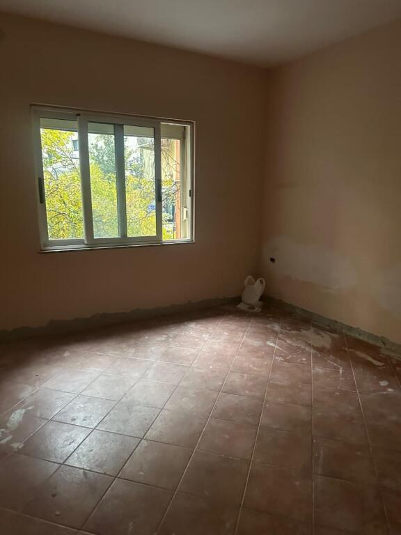 🏡 Vendesi in vendita appartamento 1+1 con veranda a Komuna e Parisit