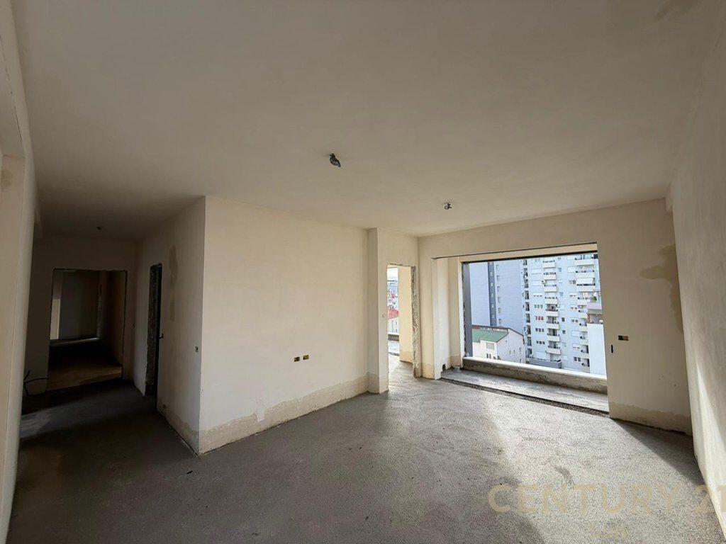 SHITET APARTAMENT 2+1+2 NE PAZARIN E RI