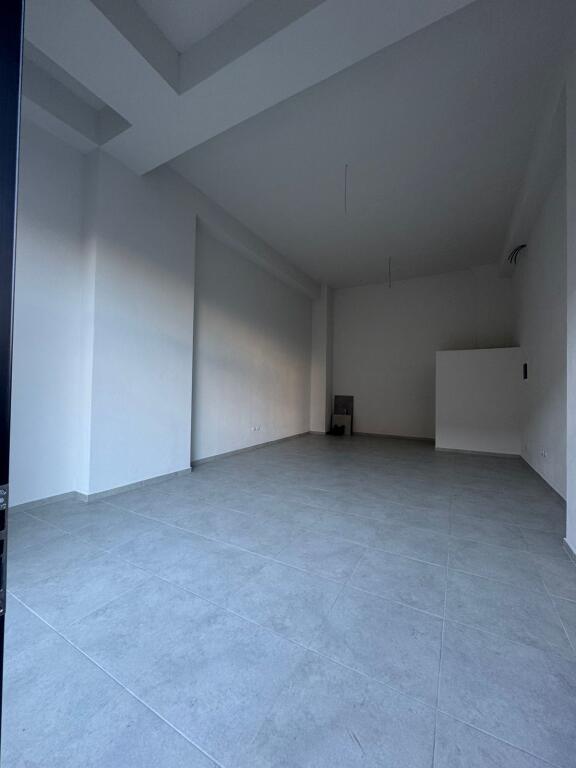 SHOP FOR RENT 55 M2 GOLDEN PARK 3 700 EURO