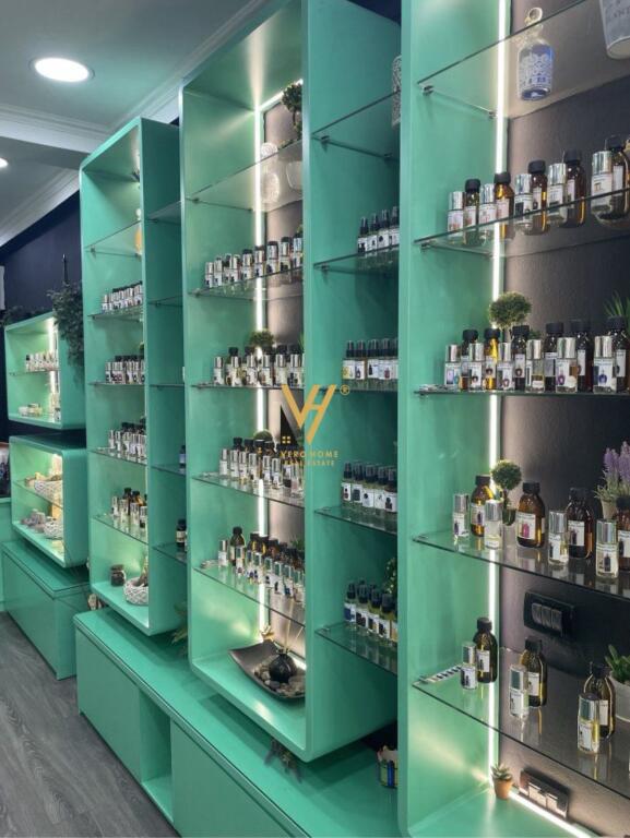 VENDESI ATTIVITÀ PROFUMERIA NEL BLOCCO 40.000 EURO