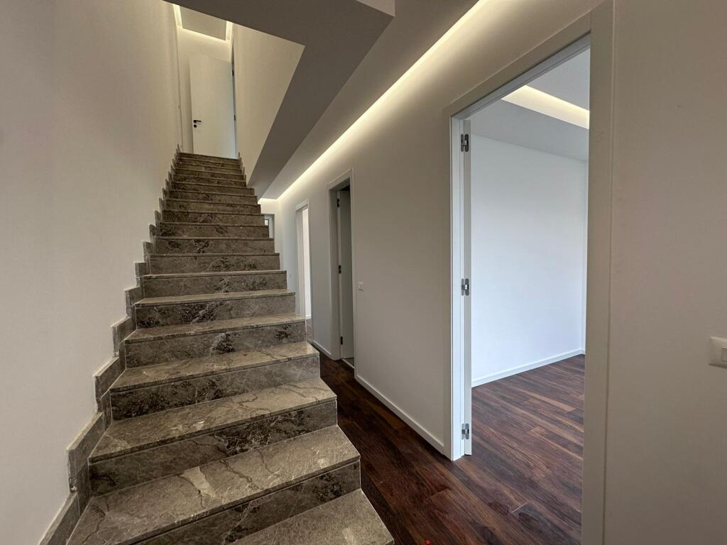 Villa in Affitto su 3 Piani nella zona del Lago Secco