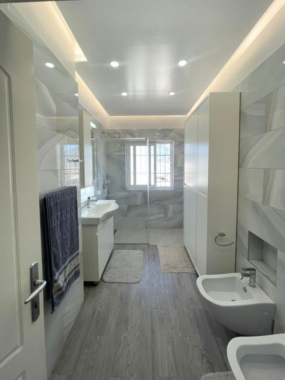 🏡 Appartamento moderno 2+1+2 in affitto – Centro Tirana 📍 Dietro l'Ufficio del Procuratore Generale, presso i palazzi a 9 piani, vicino a Caffè Europa 💶 1000 € / mese  • Soggiorno spazioso + balcone • Cucina moderna completamente attrezzata • 2 camere da letto • 1 bagno • Illuminazione LED, arredamento contemporaneo • Edificio nuovo, zona molto richiesta • Solo 3 minuti a piedi dal Centro
