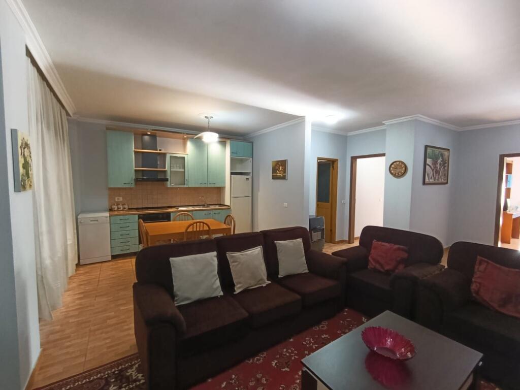 Appartamento 2+1 in affitto in Via Kavaja, vicino alla Chiesa Cattolica