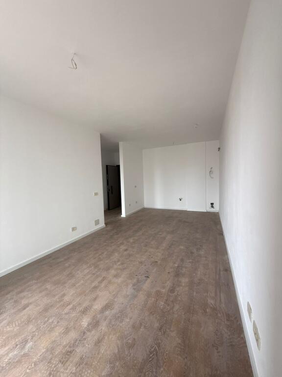🏢 Zyrë me Qira – Rezidenca Mine Peza 📍
