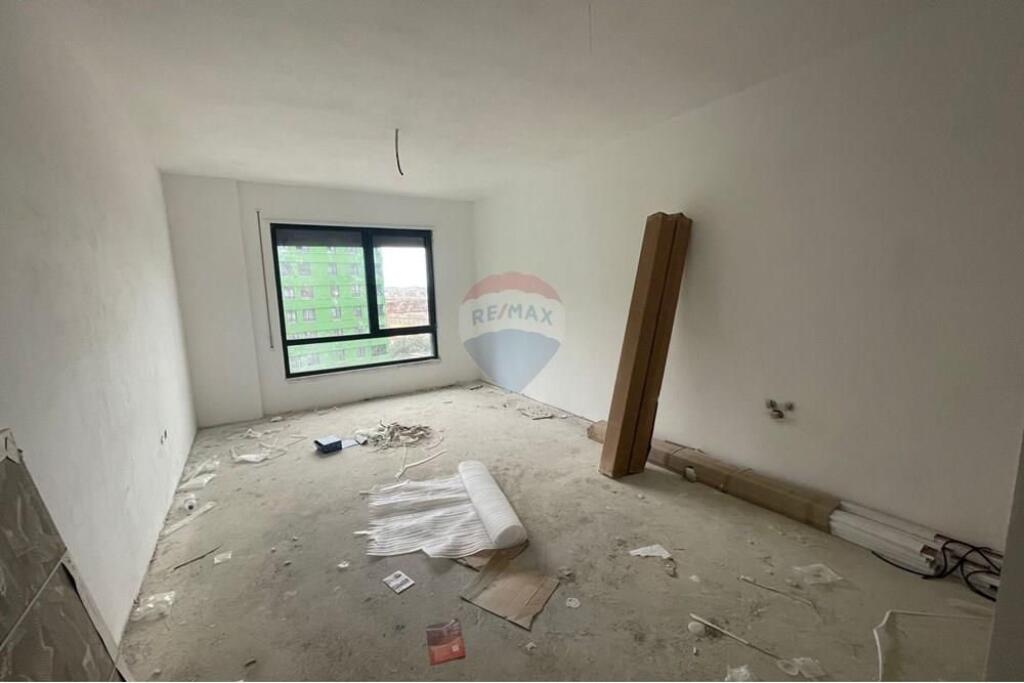 Apartament - Për Shitje - Rruga 5 Maji, Tiranë