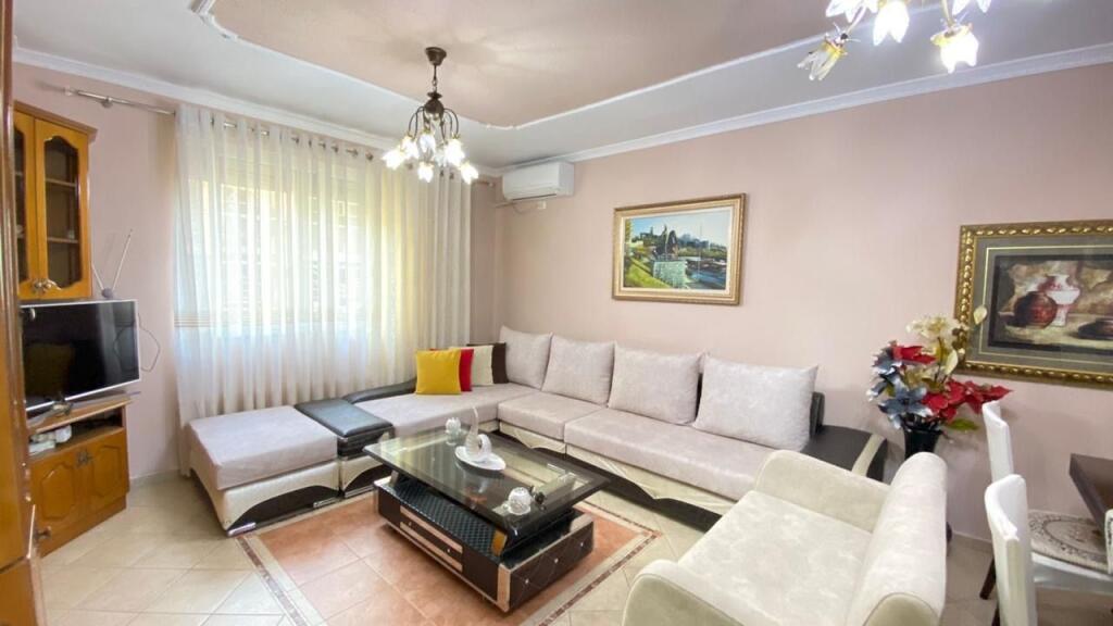 2+1,furnished on Barrikadave street,700 thousand lek