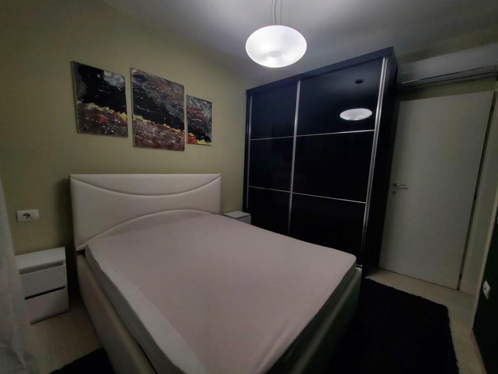 Jepet me qera apartamenti 2+1 te Stadiumi Dinamo