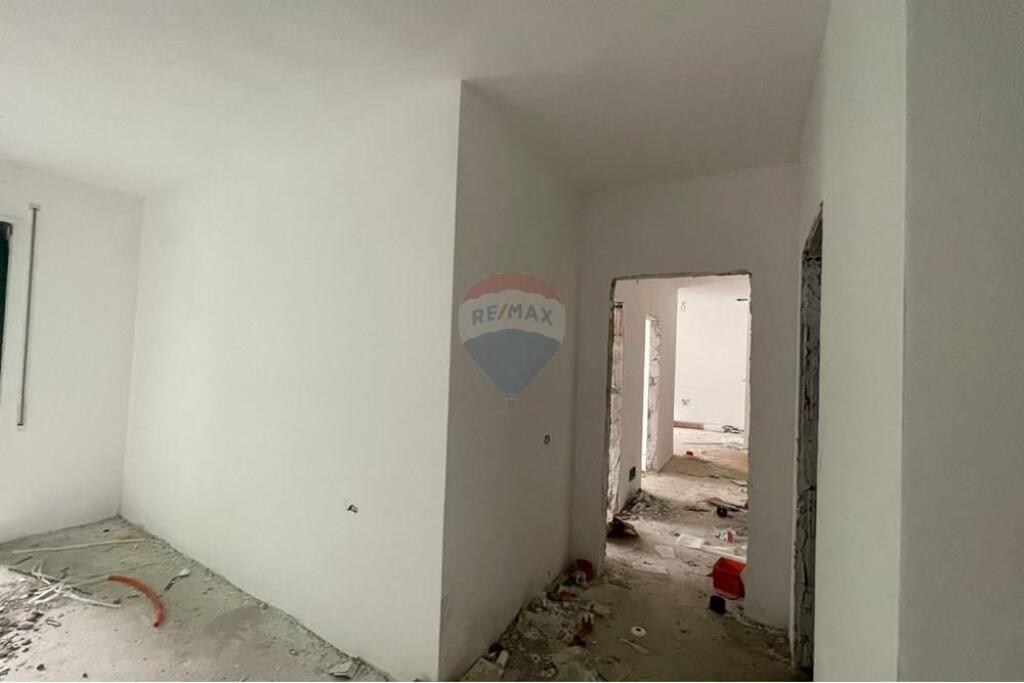 Apartament - Për Shitje - Rruga 5 Maji, Tiranë