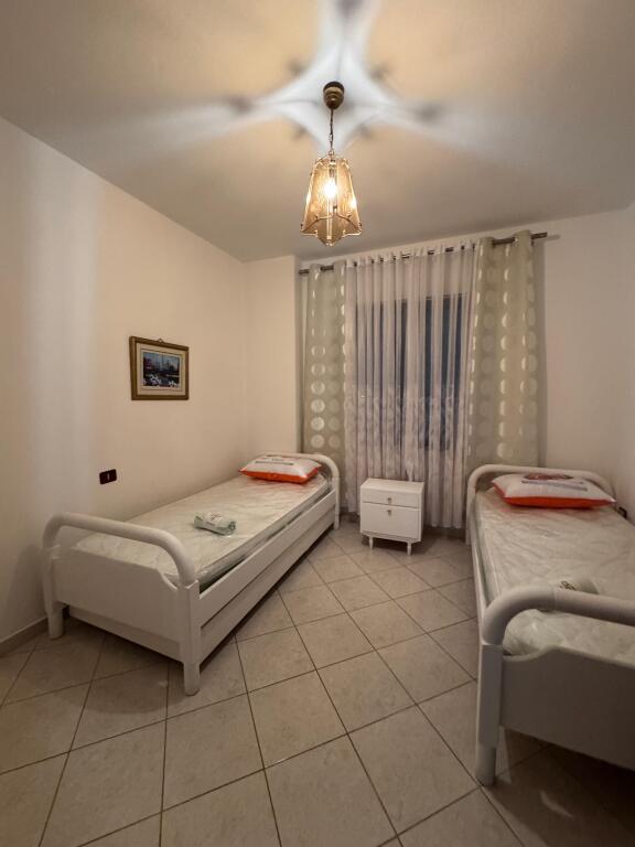 Apartamenti 2+1+2, Astir!
