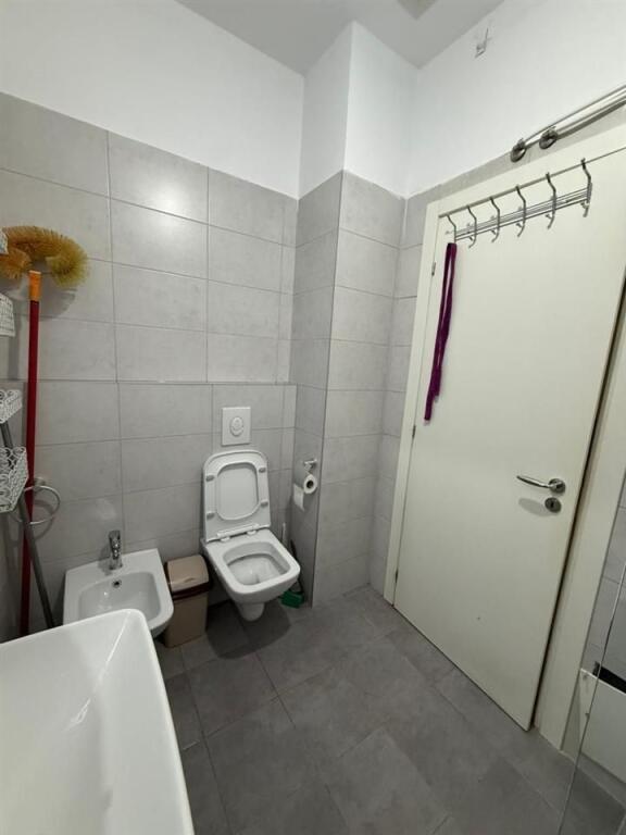 Appartamento 1+1 in affitto, di fronte alla Fabbrica Birra Tirana, palazzo del 2023 sulla strada principale 450 Euro