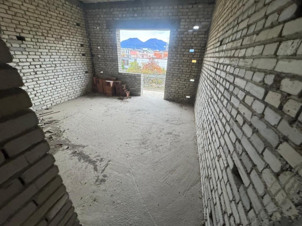Shitet ndërtesë 3-katëshe ,  Rruga Nuri Kello, pranë Rrugës Jordan Misja