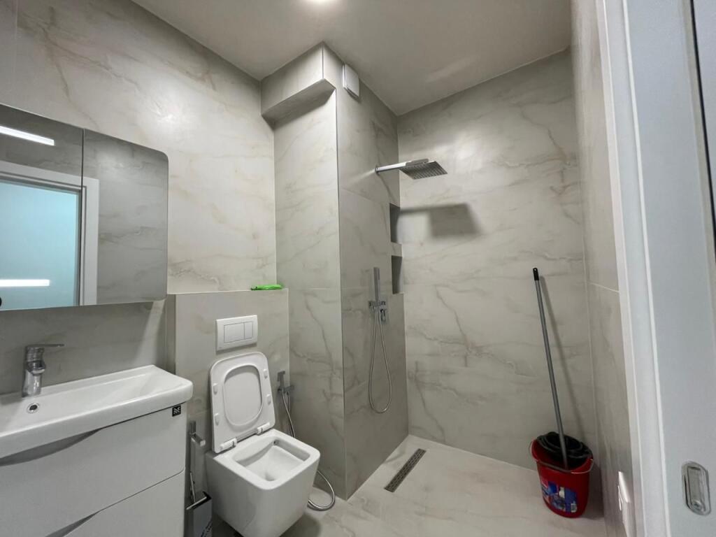 Apartament  2+1 per qira tek Komuna e Parisit.