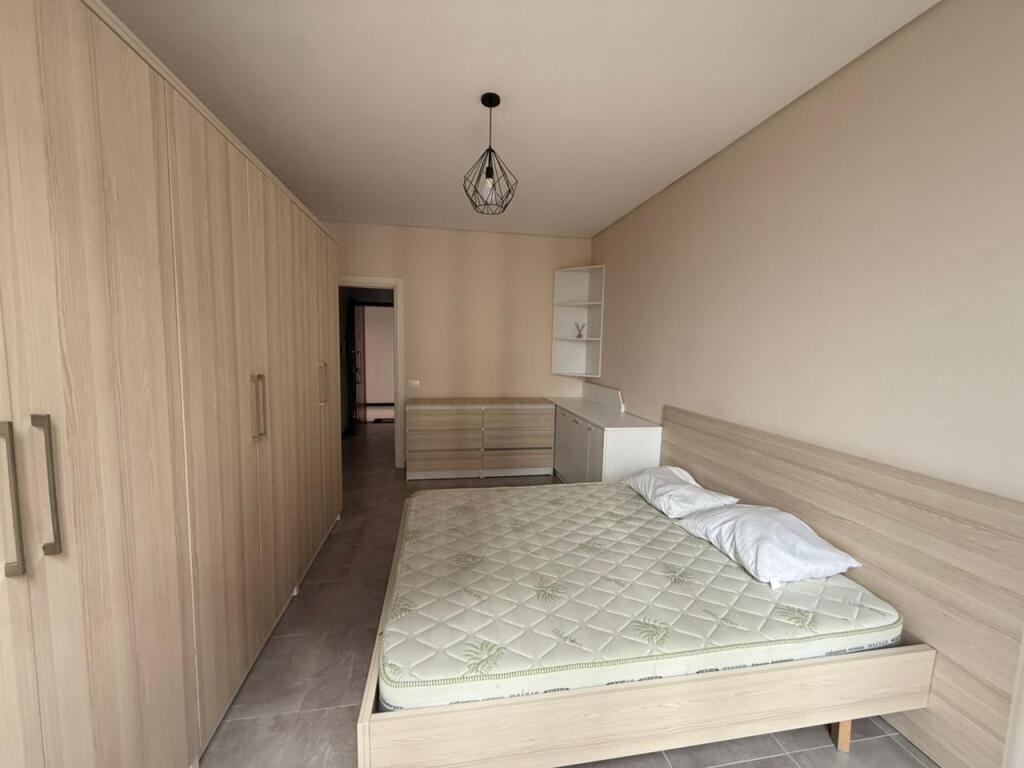 Appartamento 1+1 in affitto, di fronte alla Fabbrica Birra Tirana, palazzo del 2023 sulla strada principale 450 Euro