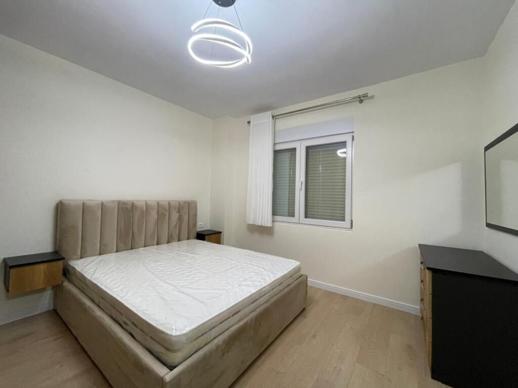 Apartament  2+1 per qira tek Komuna e Parisit.