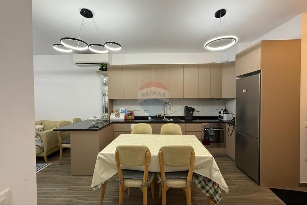 Jepet me qira apartament 2+1+2 me post parkim, në kompleksin  Oazis Residence.
