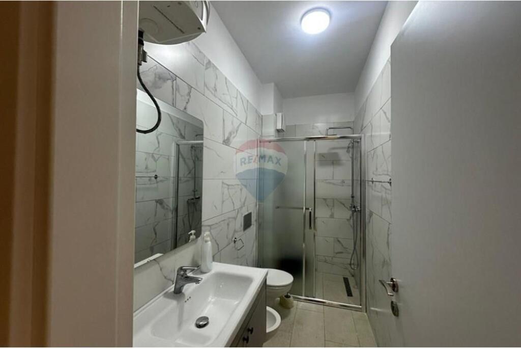 Ofrojmë për qira apartament te Komuna e Parisit,prane Kika 2.