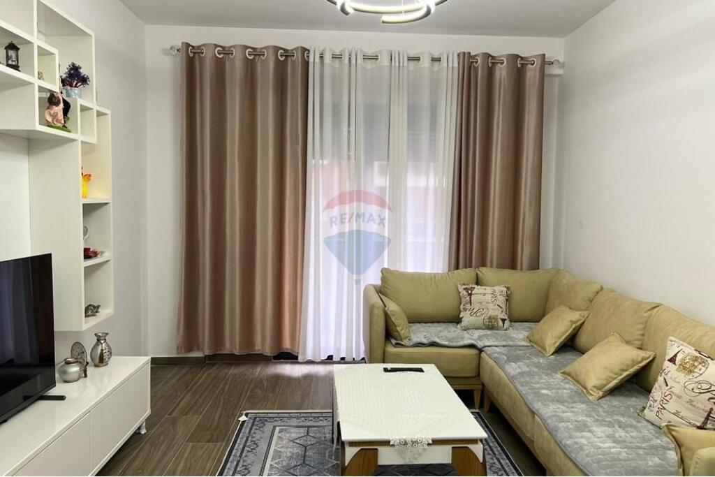 Jepet me qira apartament 2+1+2 me post parkim, në kompleksin  Oazis Residence.