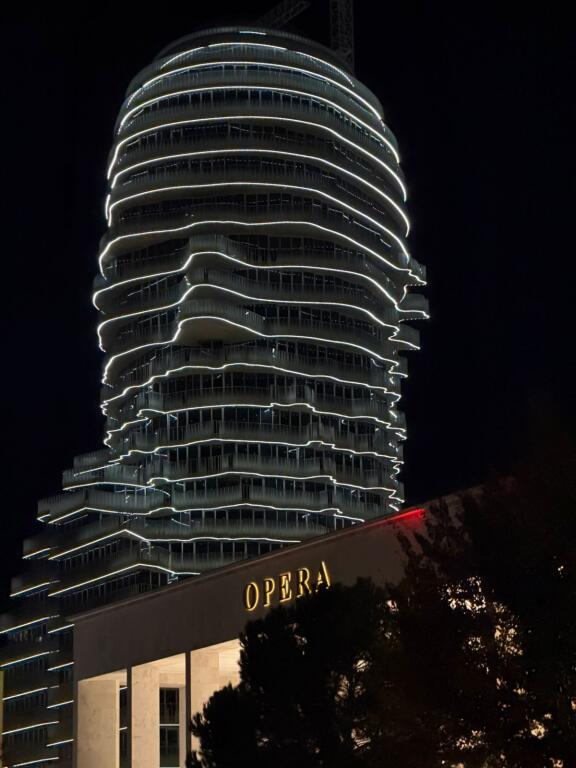 In vendita, Appartamento 2+1+2 – Tirana’s Rock, Centro