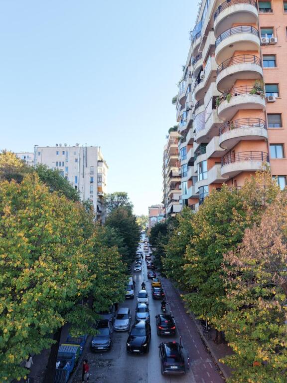 🏢 Ambient zyre me qira – Libri Universitar qender