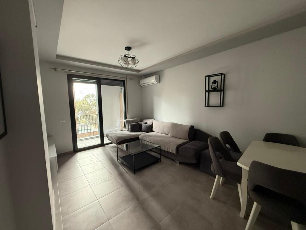Appartamento 1+1 in affitto, di fronte alla Fabbrica Birra Tirana, palazzo del 2023 sulla strada principale 450 Euro