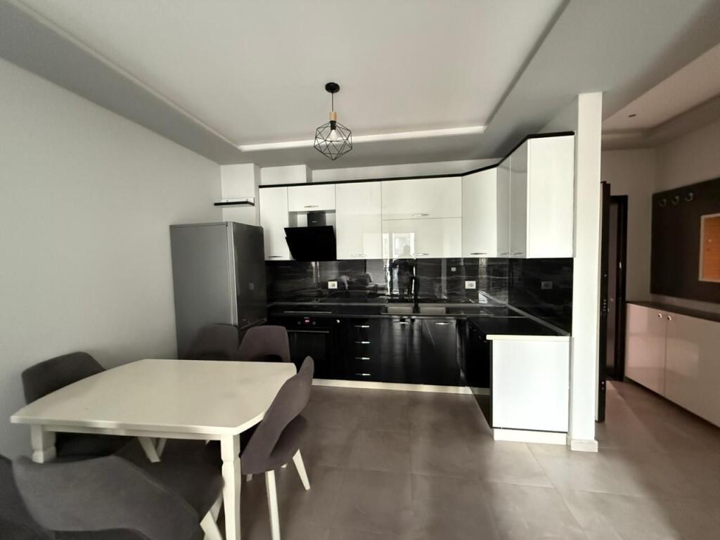Appartamento 1+1 in affitto, di fronte alla Fabbrica Birra Tirana, palazzo del 2023 sulla strada principale 450 Euro