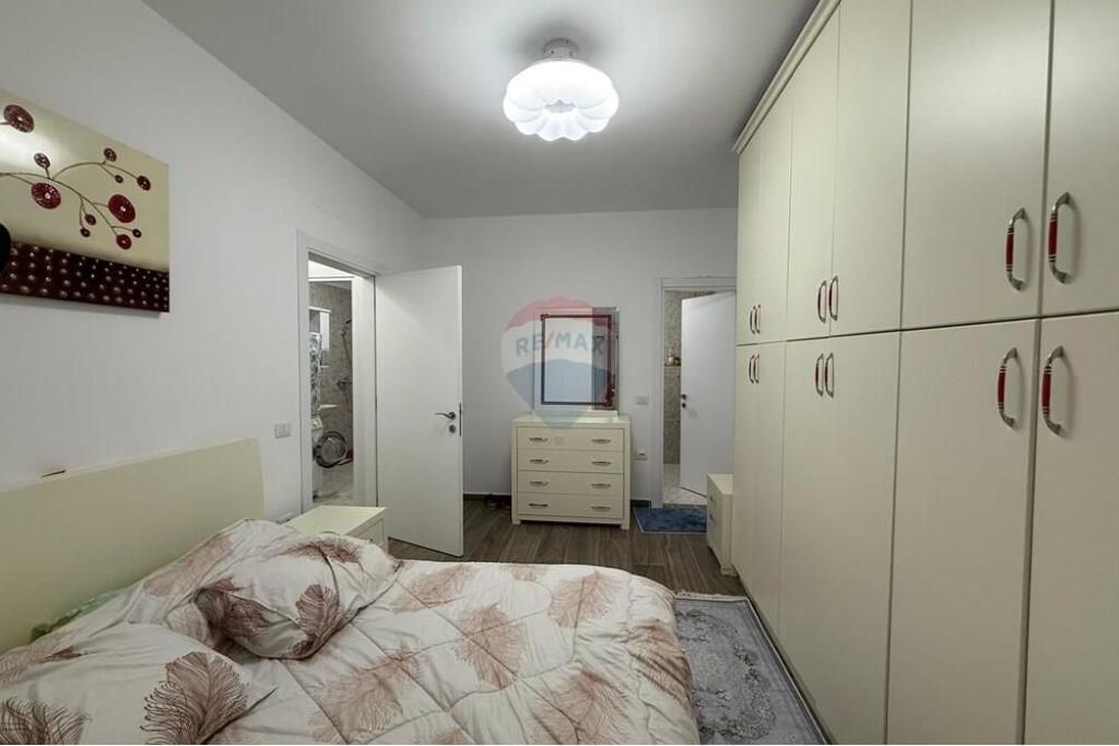 Jepet me qira apartament 2+1+2 me post parkim, në kompleksin  Oazis Residence.
