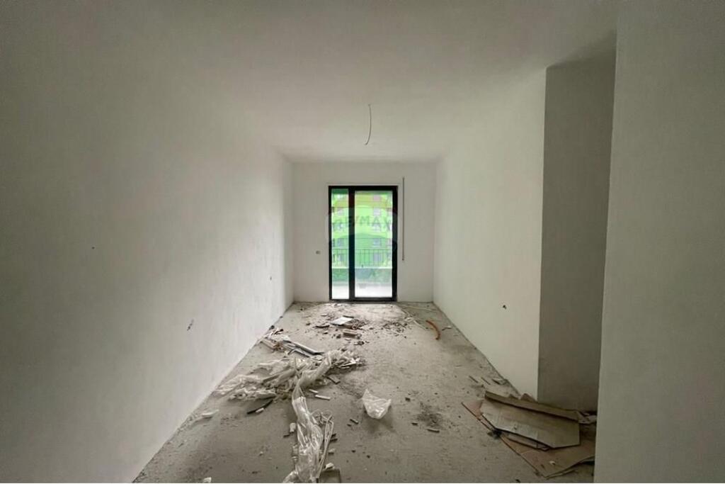 Apartament - Për Shitje - Rruga 5 Maji, Tiranë