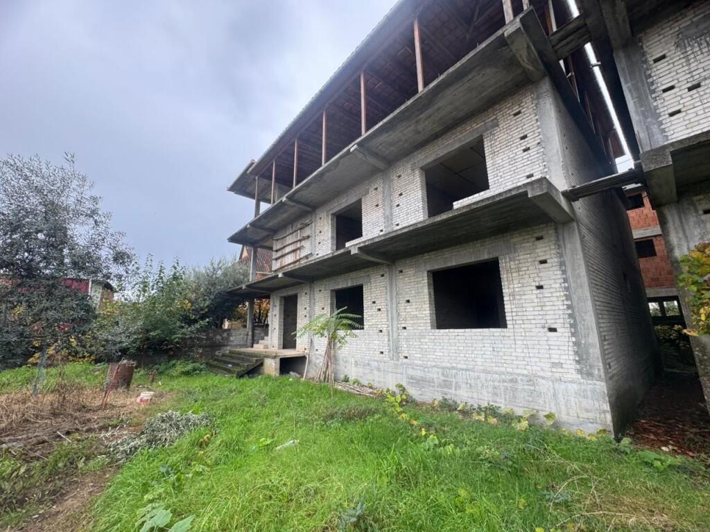 Shitet ndërtesë 3-katëshe ,  Rruga Nuri Kello, pranë Rrugës Jordan Misja