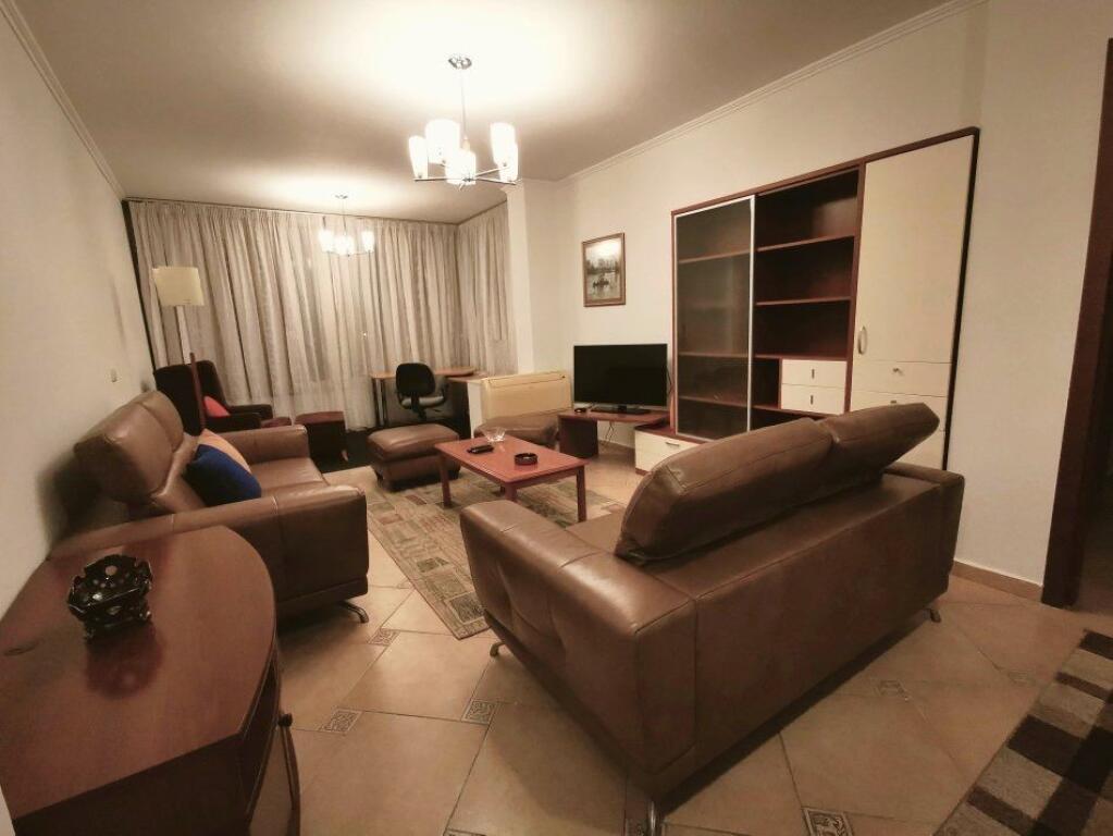 Affittiamo appartamento 2+1 vicino allo Stadio Air Albania