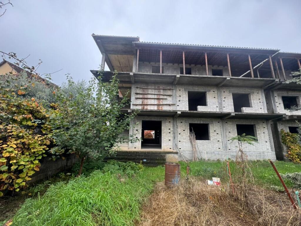 Shitet ndërtesë 3-katëshe ,  Rruga Nuri Kello, pranë Rrugës Jordan Misja