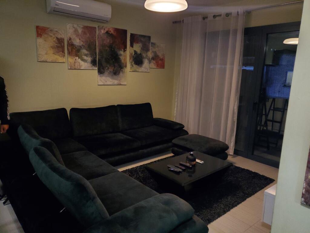 Jepet me qera apartamenti 2+1 te Stadiumi Dinamo