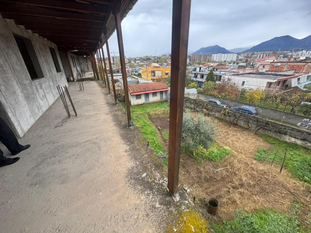 Shitet ndërtesë 3-katëshe ,  Rruga Nuri Kello, pranë Rrugës Jordan Misja