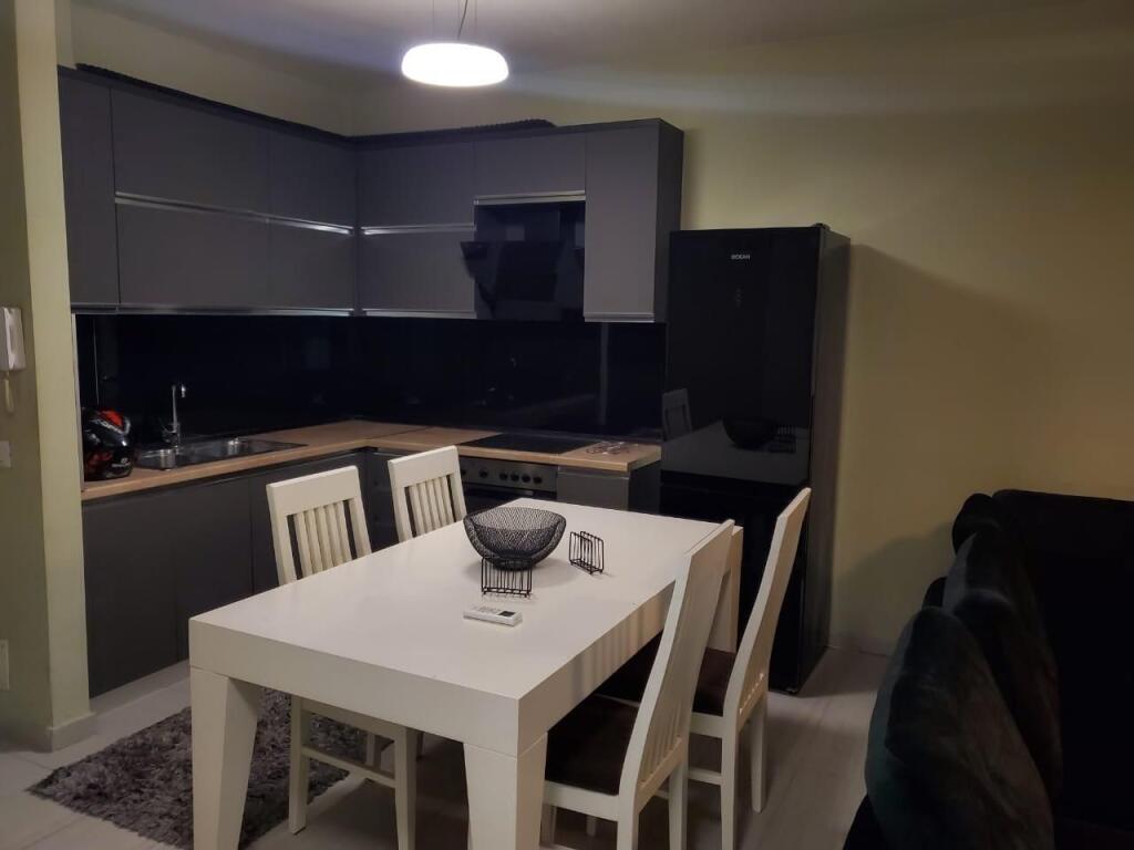 Jepet me qera apartamenti 2+1 te Stadiumi Dinamo
