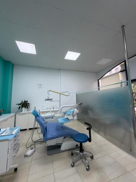 shitet biznesi, klinike dentare
