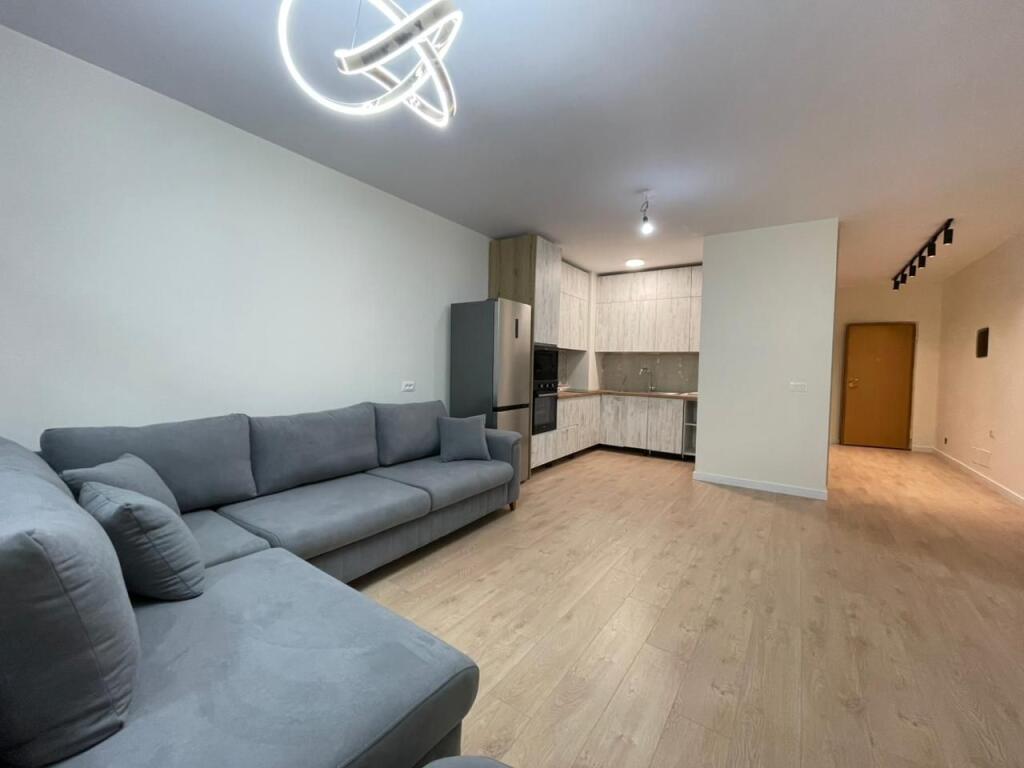 Apartament  2+1 per qira tek Komuna e Parisit.