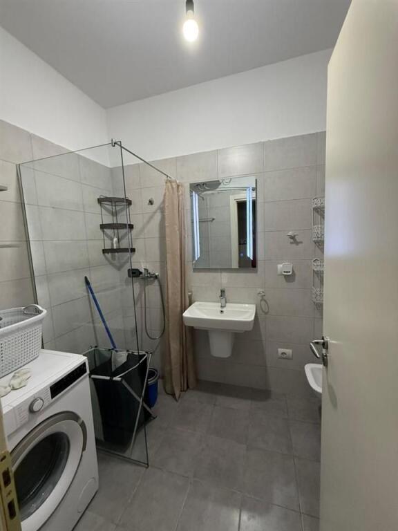Appartamento 1+1 in affitto, di fronte alla Fabbrica Birra Tirana, palazzo del 2023 sulla strada principale 450 Euro