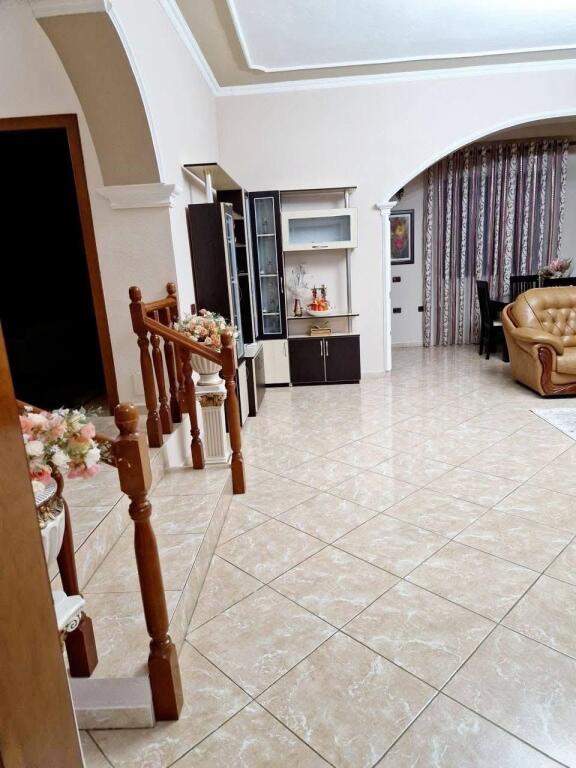 🏡 EXCLUSIVE PROPERTY ON THE “TAULANTIA” PROMENADE, Kavaje — INVESTMENT OPPORTUNITY A building with high development potential is for sale, located on the main road
