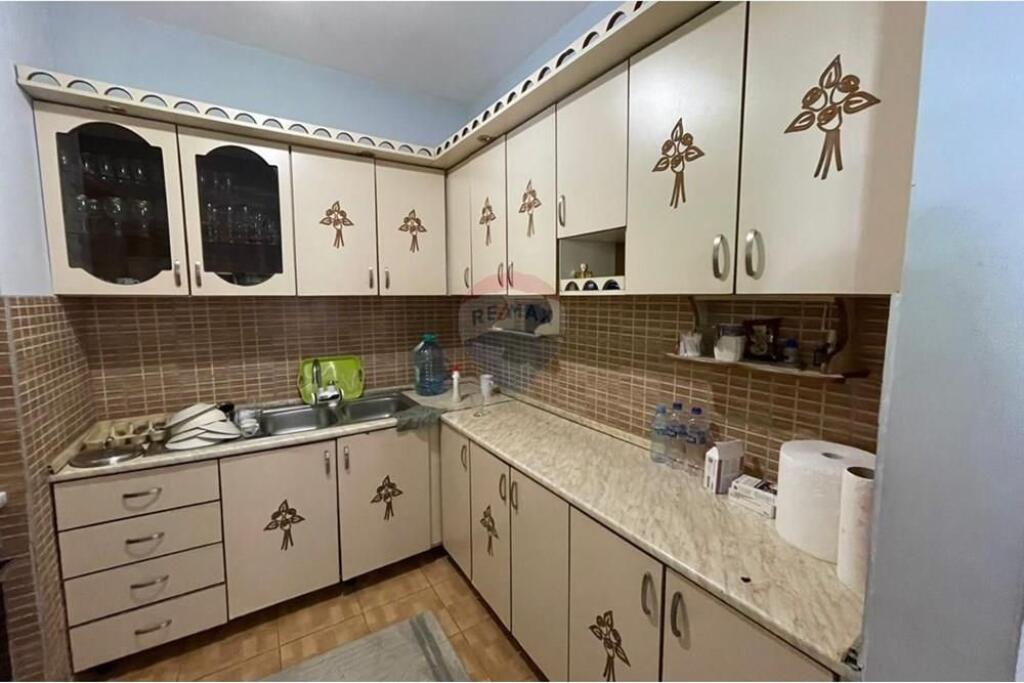 Shitet Apartament 1+1+ballkon ne Fresk