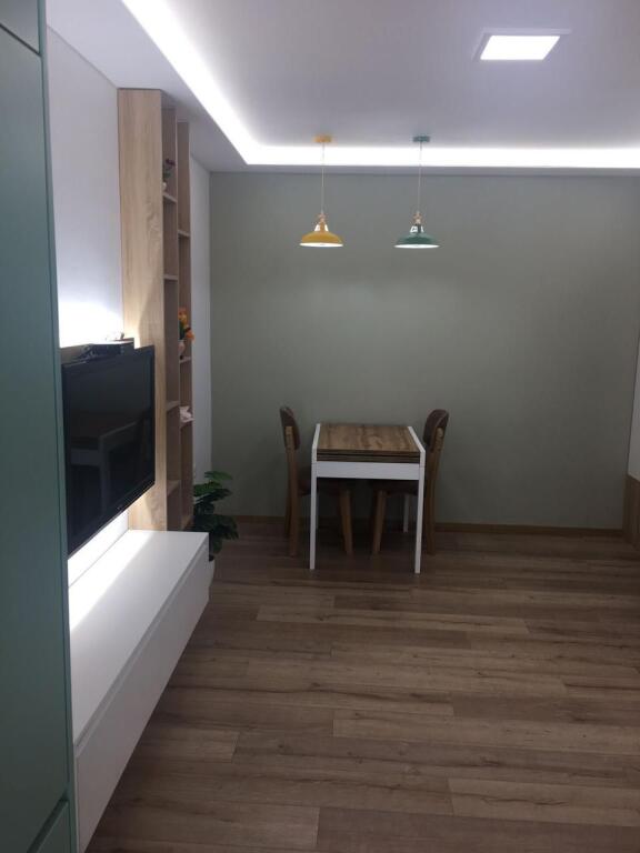 Shitet apartament 1+1+ballkon te Kristal Center,Komuna e Parisit