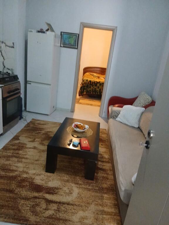 Jepet me qera Apartamenti 1+1, Selvia prane supermarket xhangolli ,420 mije leke uje,drita,internet te perfshira ne cmim 