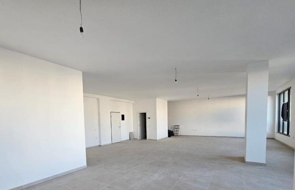LOCALE COMMERCIALE IN AFFITTO PRESSO LA RESIDENZA ZIRKON CON VISIBILITÀ DALLA STRADA PRINCIPALE