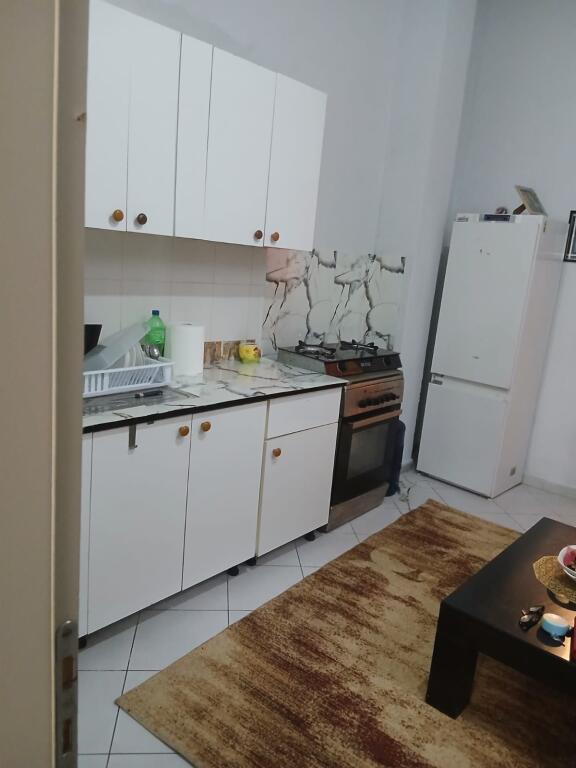 Jepet me qera Apartamenti 1+1, Selvia prane supermarket xhangolli ,420 mije leke uje,drita,internet te perfshira ne cmim 
