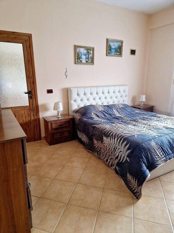 🏡 EXCLUSIVE PROPERTY ON THE “TAULANTIA” PROMENADE, Kavaje — INVESTMENT OPPORTUNITY A building with high development potential is for sale, located on the main road