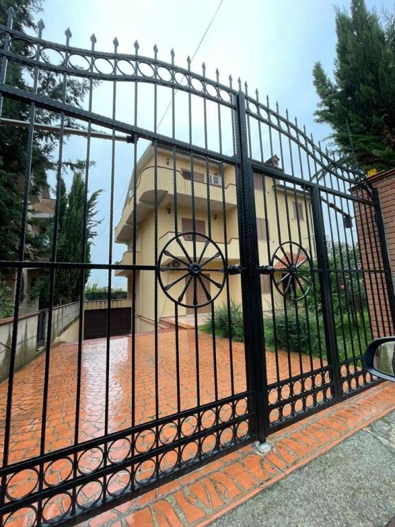 📣Jepet me qira kati i 3-të i një vile – 3+1 me 2 tualete 📍 Adresa: Rruga Filip Shiroka, pranë shkollës “Mrekullia”